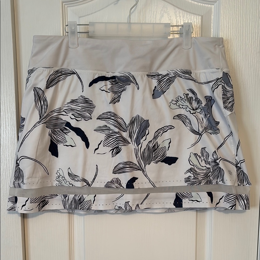 Athleta Black and White Floral Laser Cut Skort size Large - Picture 2 of 6